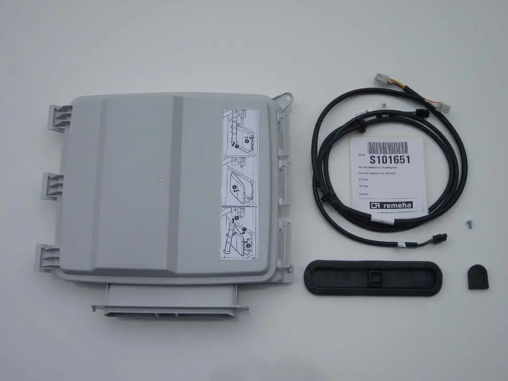 Grau plastic Kasten mit Anschlusskabel und Montageanleitung von Remeha. Enthält zusätzliche Komponenten zur Installation oder Verbindung.